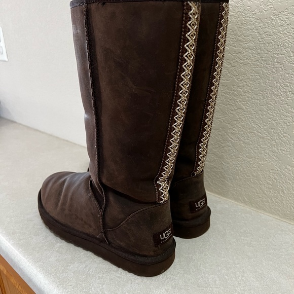 Woman’s UGG Size 9 tall boot in brown leather
These are in very good condition. - Picture 5 of 6